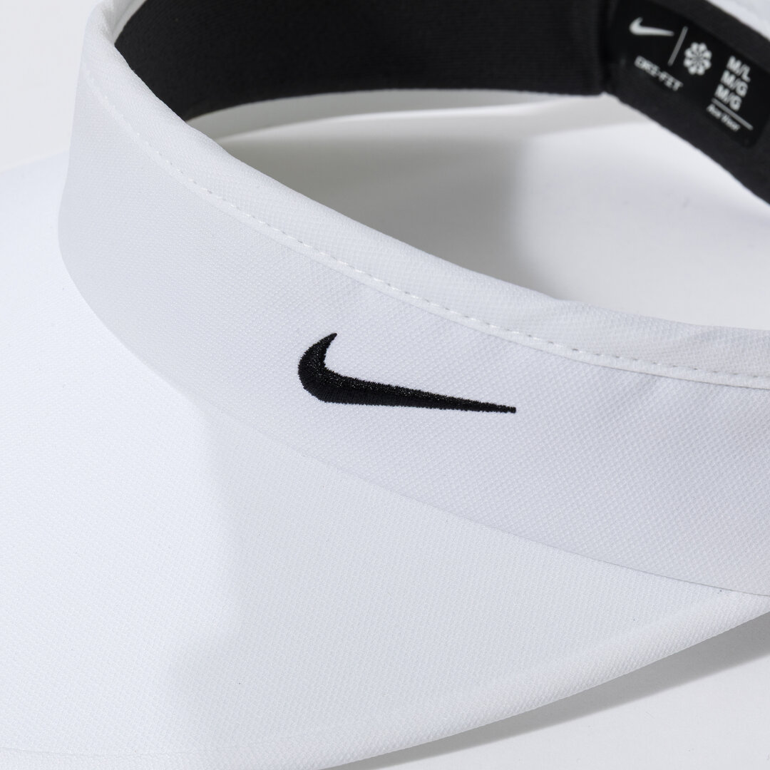 NIKE エース Dri-FIT ゴルフバイザー Swooshロゴ刺繍のクローズアップ